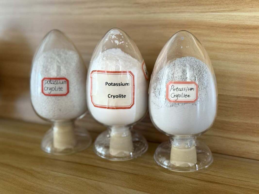 رنگ سفید/ خاکستری فلورید پتاسیم کریولیت درجه ذوب 560-580 °C ماده شیمیایی صنعتی برای کاربردهای مختلف تولید